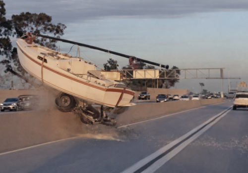 Cudem bez ofiar. Łódź oderwała się od przyczepy i przeleciała nad autostradą (WIDEO)