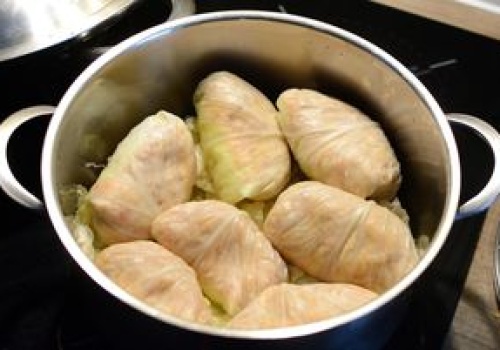 Z tym trikiem zrobisz gołąbki 2 raz szybciej. Nie musisz już parzyć liści