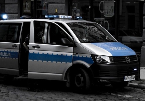 Szablami zaatakował policjantów. Padły strzały