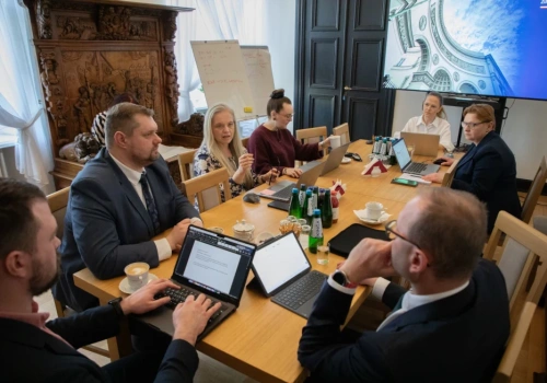 Kęcka spotkała się z ratownikami. Rozmawiano o zasadach pracy w SOR i Izbach Przyjęć