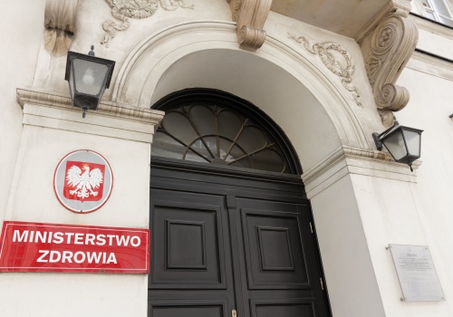 Czarny marsz dyrektorów przed Ministerstwem Zdrowia o przyszłość szpitali