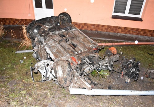 Pościg za 20-latkiem. Był pijany, brał narkotyki i wjechał samochodem w dom