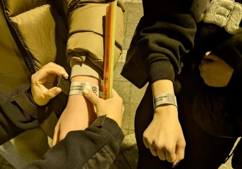 W ciemnym ubraniu jesteśmy słabo widoczni. Odblask może nas ochronić