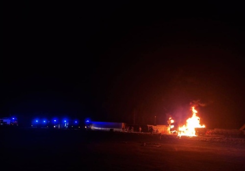 Pożar w stodole, płonęły tuje i ciężarówka w ogniu. Noc pełna interwencji strażaków