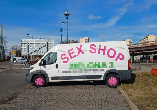 Samochody z reklamami szpecą Łódź. Mieszkańcy pytają, czy to legalna forma marketingu?