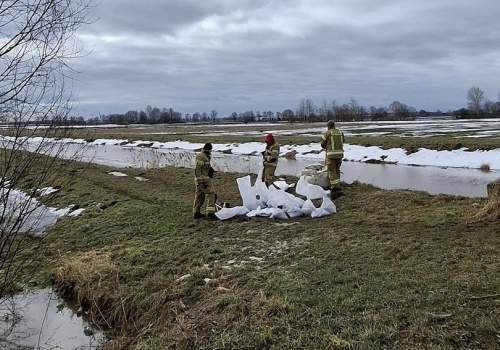 Interwencje Wód Polskich. Służby zabezpieczają wały i pompują wodę po roztopach