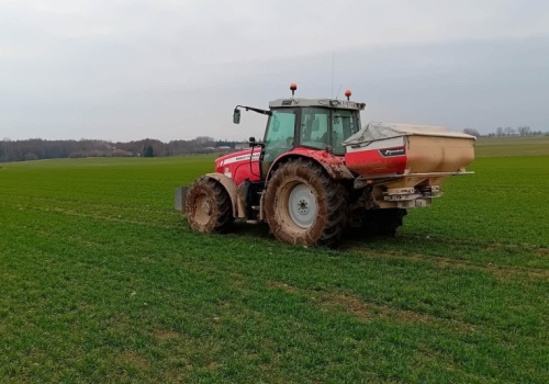 Rolnicy ruszyli z azotem, ale nie wszędzie. Warunki na polach zróżnicowane