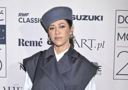 Czekała na mamę na lotnisku. 