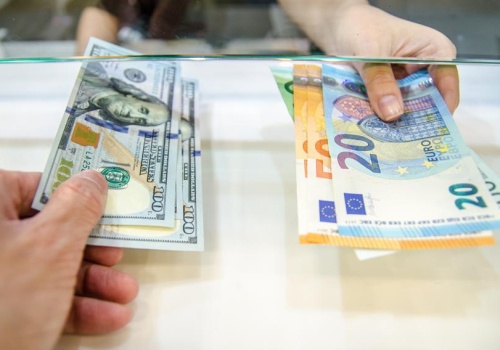 Dolar w górę, a euro najdroższe od 4 miesięcy. Złoty trafiony, ale nie zatopiony