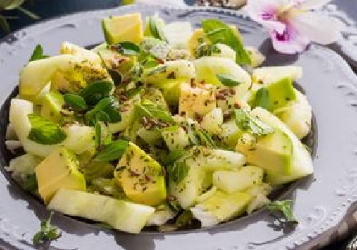 Pasuje do kotletów i tortilli. Jest lepsza od greckiej i bogatsza w omega-3