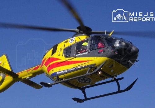 Kierujący oplem uderzył w drzewo. Ciężko ranny 88-letni pasażer. W akcji śmigłowiec LPR