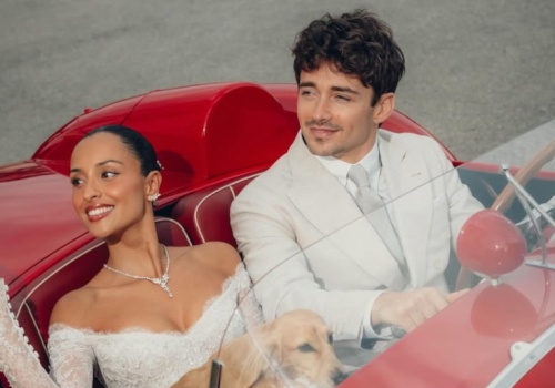 Zabytkowe Ferrari, piękna panna młoda i pies w tuxedo. Charles Leclerc - kierowca Formuły 1, wziął ślub w Monako!