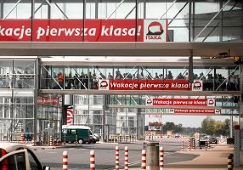 Od Dubaju po Nową Zelandię. Setki tysięcy pasażerów nie mogą wrócić do domów, ale pierwsze samoloty z Polakami lądują już w Warszawie i Poznaniu