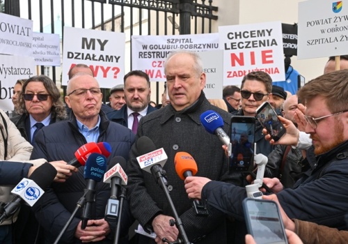 Brak pieniędzy i zamykanie szpitali na chybił trafił. Gorzka ocena rządów „uśmiechniętej koalicji”