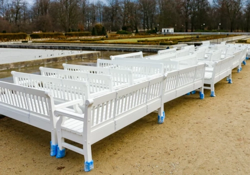 Wykonawca w ramach gwarancji wymienił wszystkie wadliwe ławki w legnickim parku