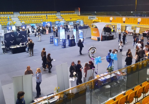 Trwa Gdyńska Giełda Uczniowska. Tysiące ósmoklasistów wciąż zastanawiają się nad wyborem szkoły