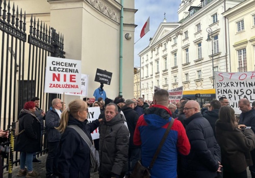 Protest medyków ze szpitali powiatowych przed Ministerstwem Zdrowia. 