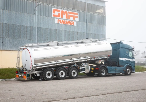 Cysterna z niewielkim wywrotem do przewozu gęstych ładunków spożywczych