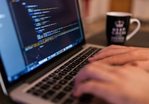 Zielona Góra. 72-latka myślała, że inwestuje w sztuczną inteligencję, to był błąd  