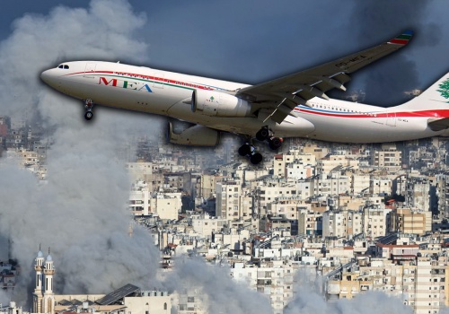 Kłęby dymu i huk eksplozji, a samolot pasażerski w powietrzu. Jest nagranie