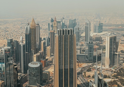 Utknąłeś w Dubaju i urlop się przedłużył? Masz obowiązki wobec pracodawcy