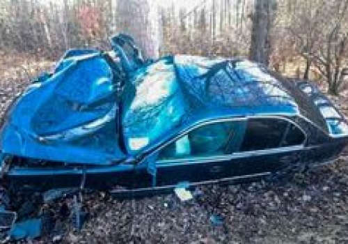 Krajenka: BMW uderzyło w drzewo. Kierowca został ranny