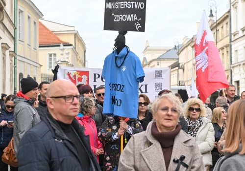 Szpitale powiatowe protestują przed Ministerstwem Zdrowia. „Nie możemy leczyć na kredyt”