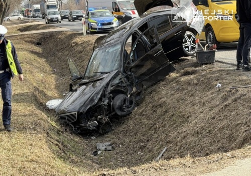 Zdarzenie na DK92. Mercedes w rowie po zderzeniu z zestawem ciężarowym