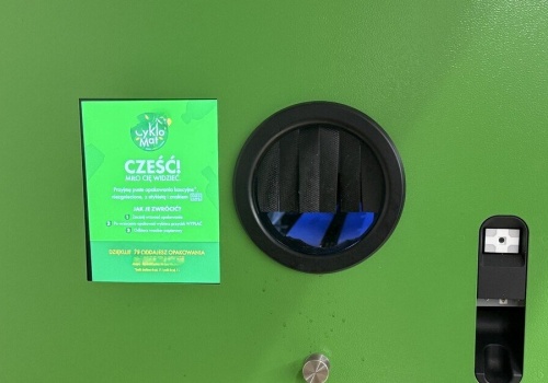 Włamał się do butelkomatu i ukradł nic niewarte butelki. 