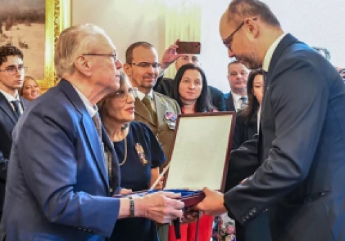 Prezydent Nawrocki pośmiertnie odznaczył sierż. Ollisa, który w Afganistanie uratował polskiego żołnierza