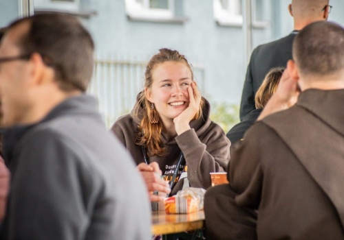 Ks. Roberto Regoli: u źródeł nawróceń młodych ludzi stoi spotkanie z myślą Benedykta XVI 