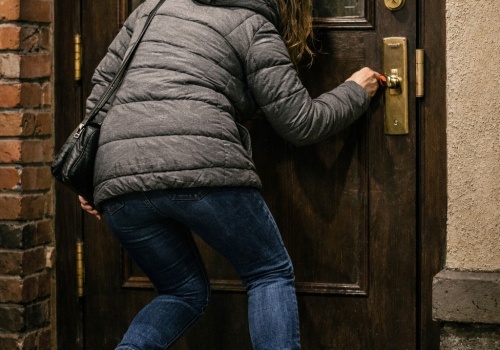 Pijana jak bela przyszła otworzyć… świetlicę dla dzieci