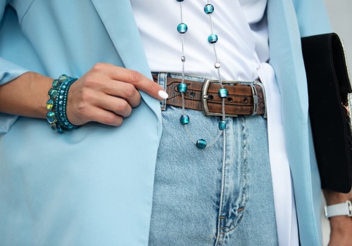 Nie obcisłe, nie oversize. Czas na spodnie stovepipe. Nowe odkrycie na wiosnę 2026