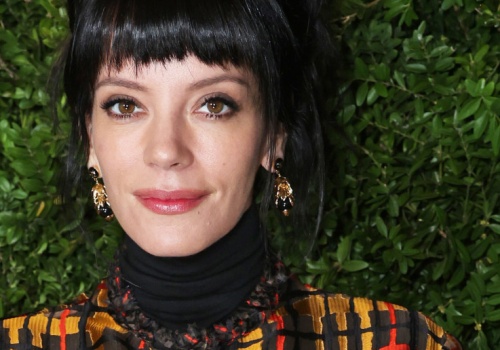 Klasycny francuski manicure jest już passe. Wiosną 2026 poproś w salonie o księżycowy french w stylu Lily Allen