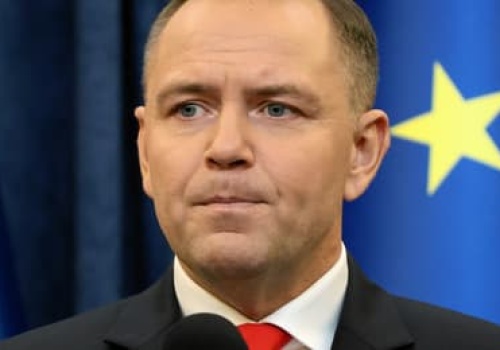 CBOS o SAFE: Na troje Polaków, dwoje za, jeden przeciw