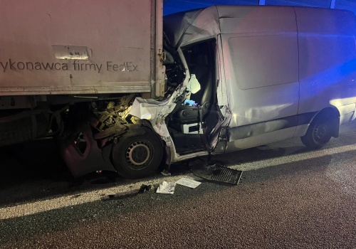 Zderzenie ciężarówki z samochodem dostawczym. Nie żyje mężczyzna