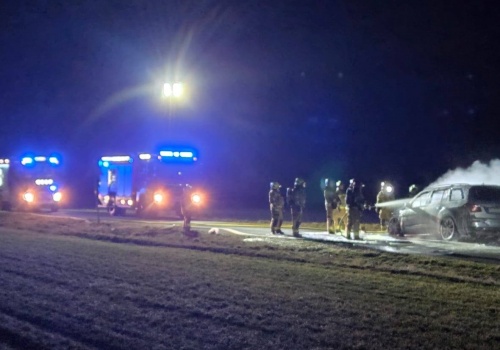 Mercedes stanął w płomieniach podczas jazdy! Służby w akcji na trasie Witosław – Popowo Wonieskie