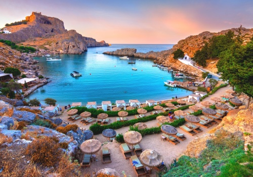 Na wakacje 🔥 Tydzień na Rodos za 1325 PLN 🤍💙 Loty i noclegi blisko plaży 🏖️🌊