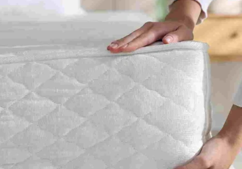 Pokrowiec na materac – jak często go wymieniać i po czym poznać, że czas na nowy?