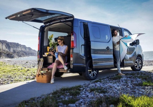 Nowy Renault Trafic Escapade z mocnym dieslem i 9-biegowym automatem już w sprzedaży. 7 miejsc, kuchnia i sypialnia