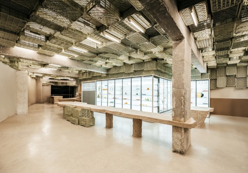 Brutalistyczny supermarket jak galeria sztuki. Prestiżowe nagrody za projekt