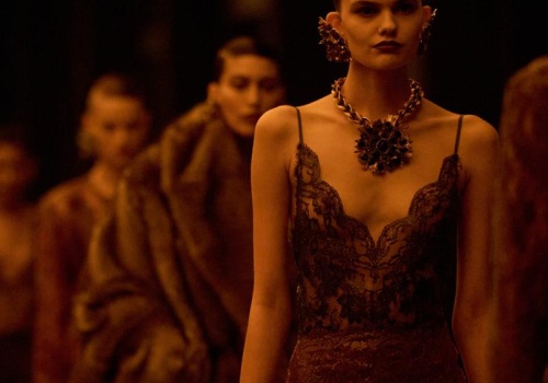 Nieśmiertelny seksapil smokingu: pokaz Saint Laurent jesień-zima 2026/27 celebruje „nokturnową elegancję”