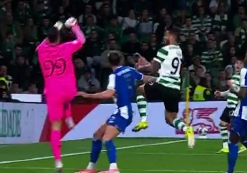 Polak ofiarą brutalnego faulu. Jan Bednarek nie zdołał dokończyć meczu