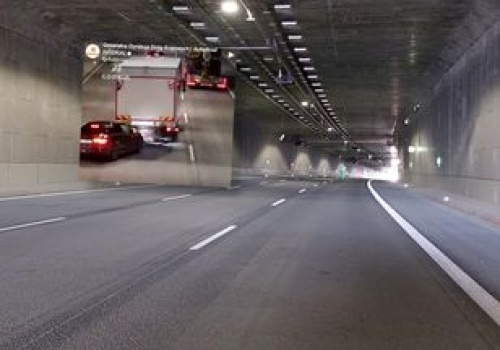 Chciał wszystkich wyprzedzić. Poległ na wjeździe do tunelu