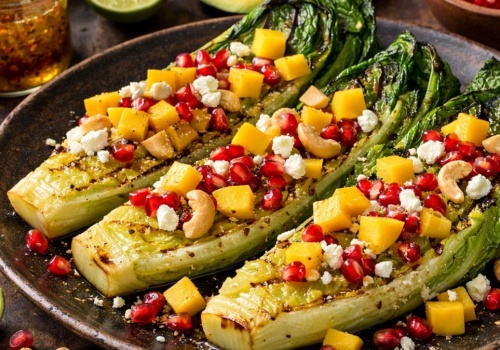 Spróbuj sałaty rzymskiej inaczej. Grillowana z dodatkami smakuje jak z dobrej restauracji