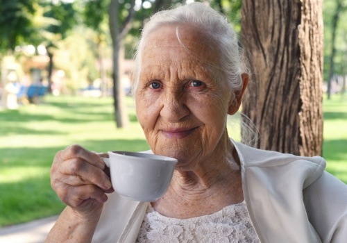 Seniorze, pij 2 szklanki w tygodniu. Pęcherz będzie pracować jak w zegarku