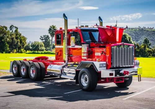 Oto nowy Kenworth C580: przód niczym ściana, dwuczęściowa maska i 450 ton