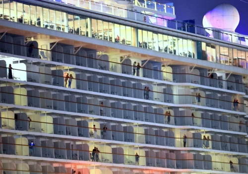 Sześć „złotych klatek” na wodzie. Wojna uwięziła tysiące pasażerów