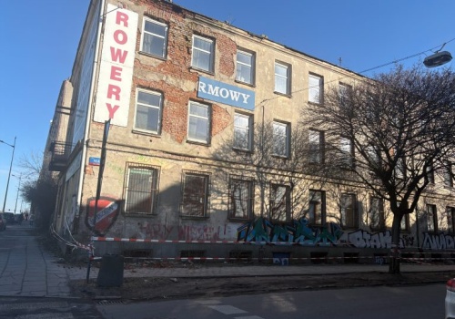 Sypiący się tynk i spadające cegły. Mieszkańcy Widzewa zaniepokojeni stanem kamienicy przy Niskiej