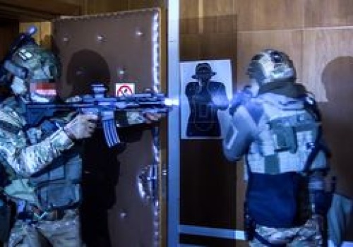 Piła: Elitarni kontrterroryści ćwiczą w budynku byłej komendy policji